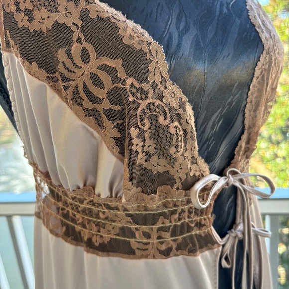 Vintage Darling Body Fashions USA Lace Trim Maxi Robe Sz M Champagne Style 2033 - Picture 8 of 8